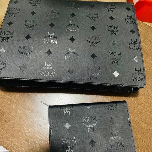 Pre-loved MCM Envelope Sling Pouch - Picture 3 of 10